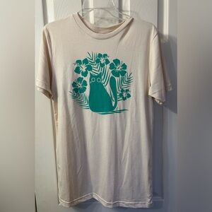 T shirt with a cute cat on the front of t shirt size M